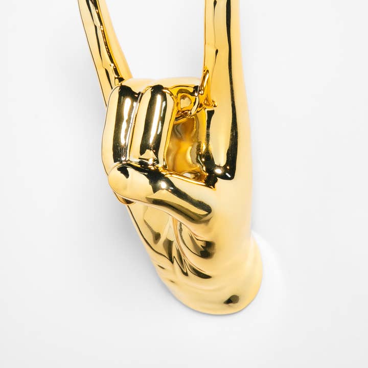 Interior Illusions Plus - Vente Décoration murale - Sculpture murale à crochet Gold Rock On Hand, 8,5 pouces de haut1