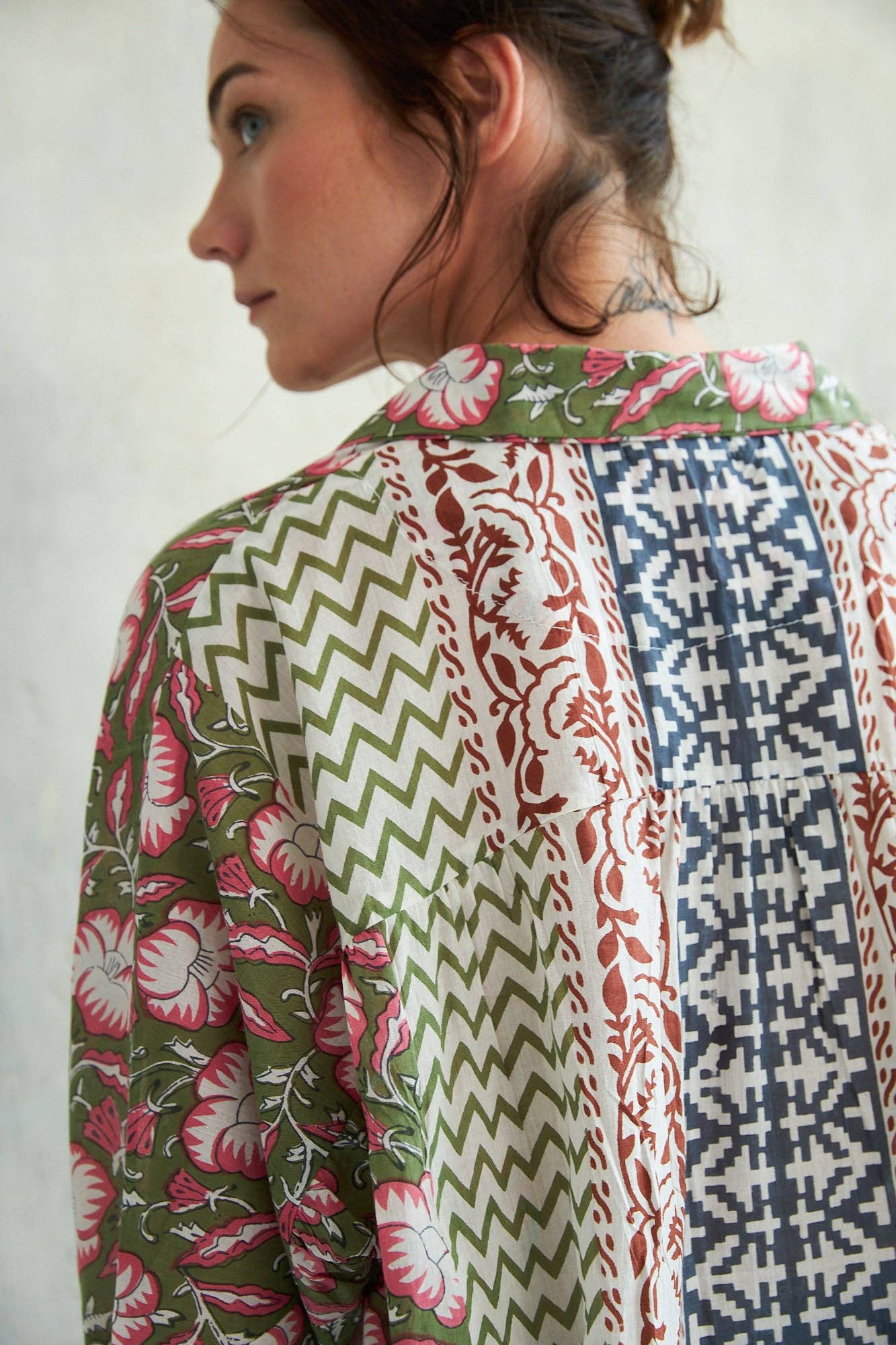 sommar_batik_grön SHANY skjorta för wholesale på Faire3