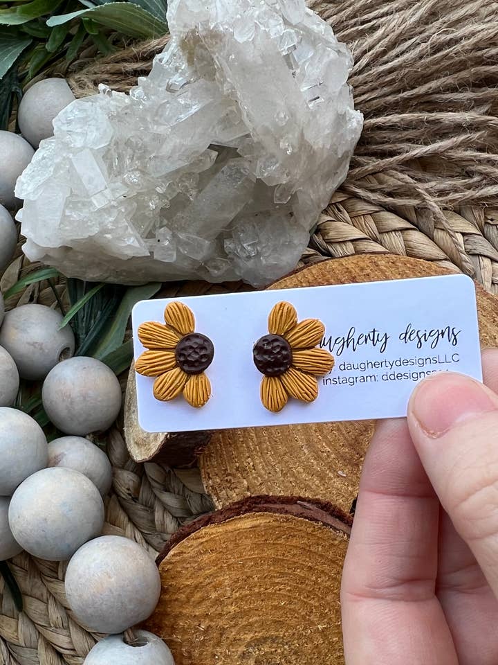 Ohrstecker mit halben Blütenblättern für den Großhandel von Daugherty Designs