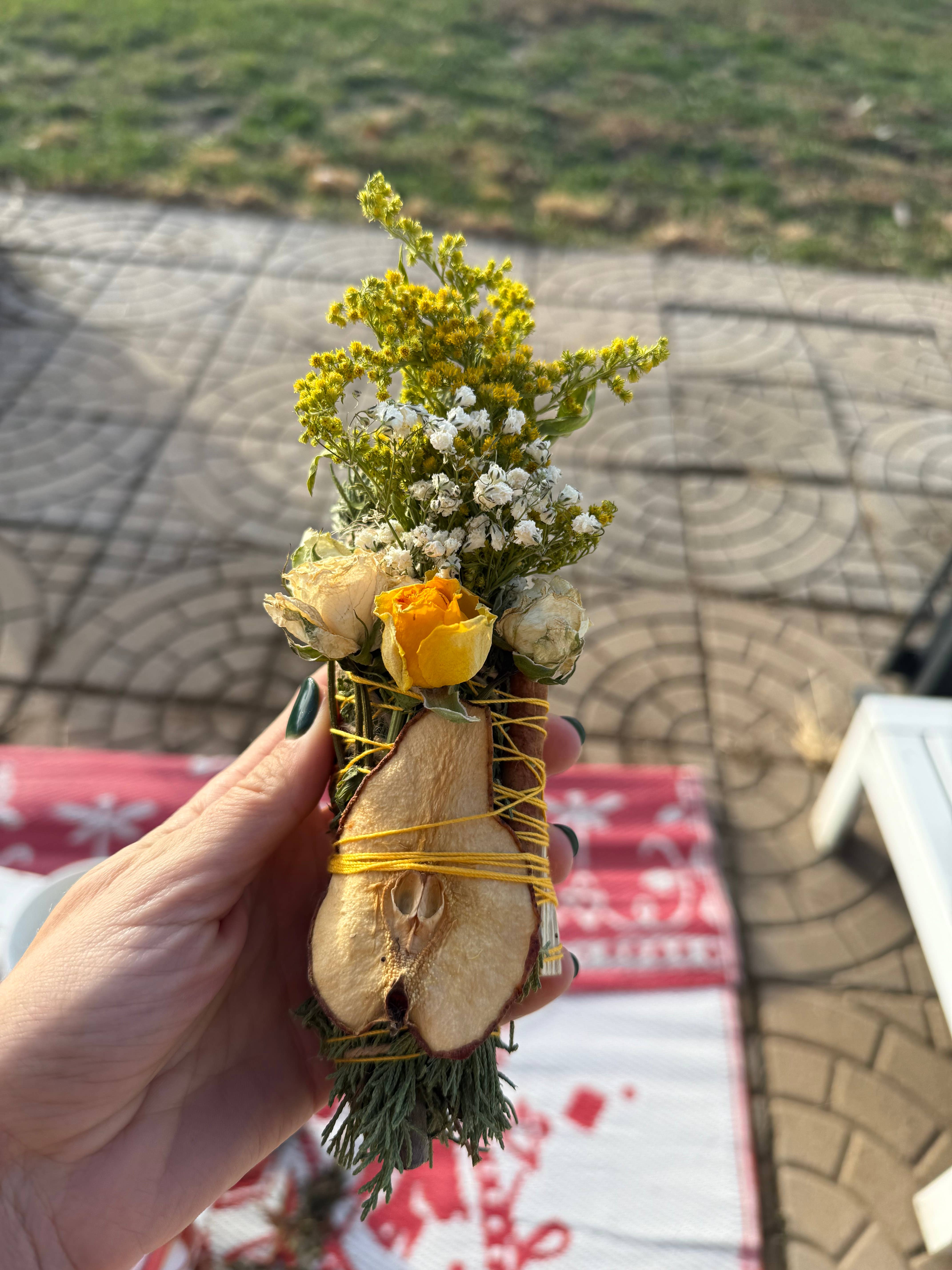 CharlieHaze - Wholesale Smudge Stick - Pear, Palo Santo, Juniper, and Cinnamon Smudge Stick9