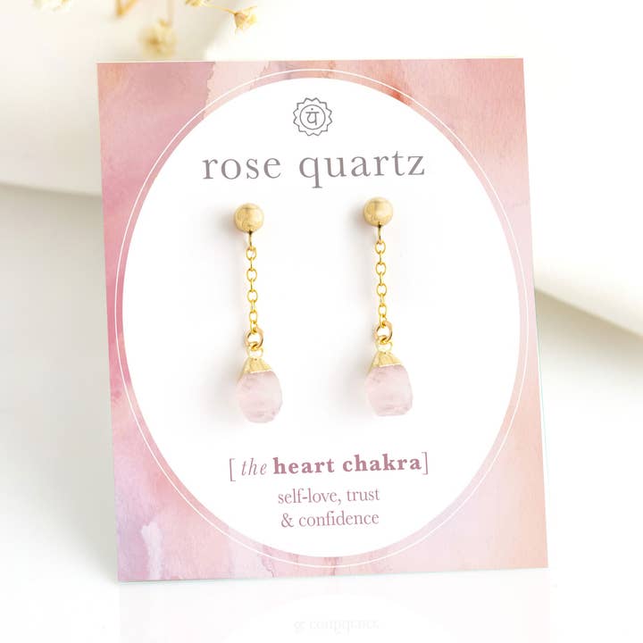 Zierliche Hängeohrringe mit Rosenquarz, Ohrstecker aus rohem Kristall, Gold für den Großhandel von Delezhen