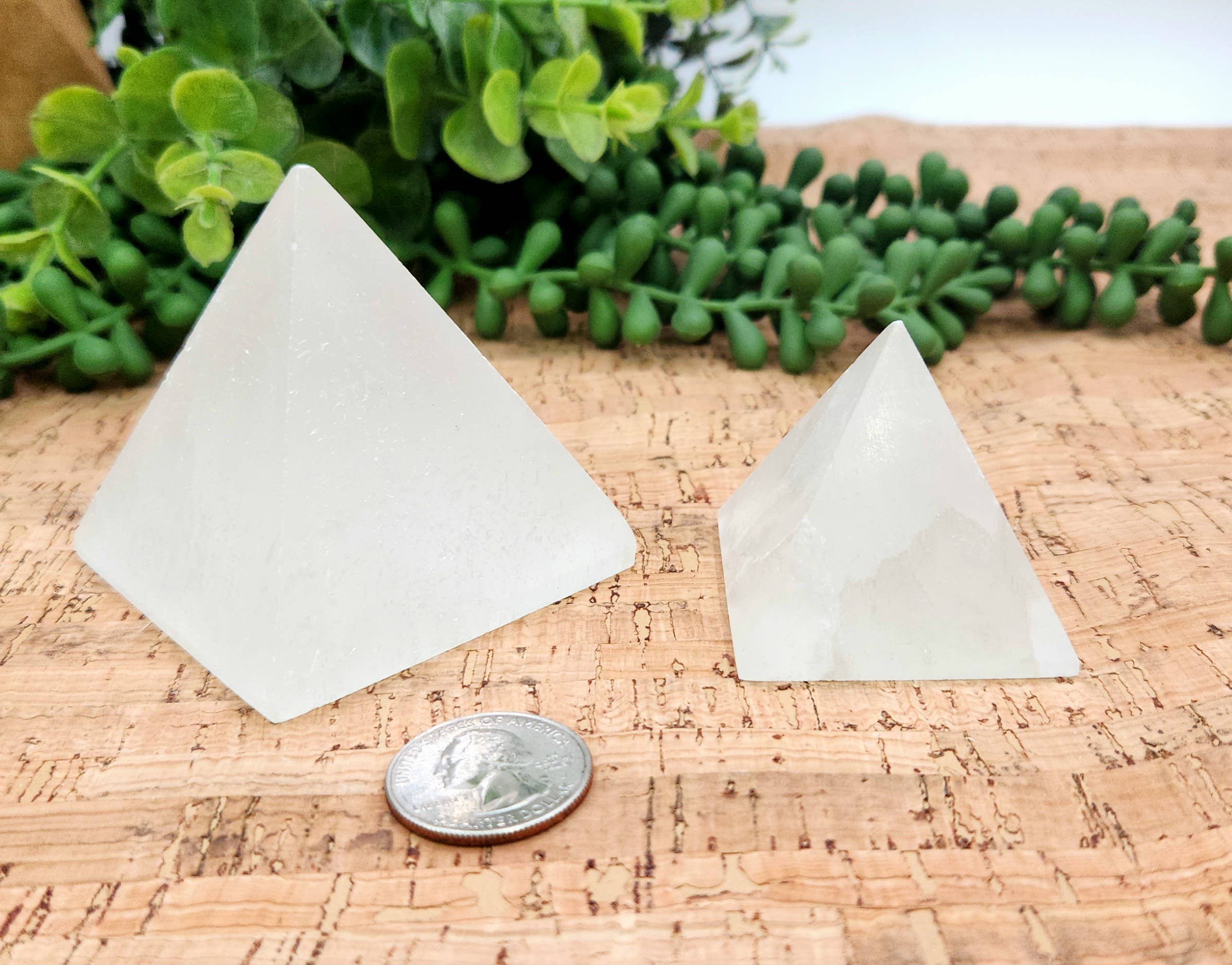 Meraki Gemstones - Vendita all'ingrosso Pietra/cristallo spirituale - Piramide di Selenite per Ricarica/Purificazione - Dimensioni Approssimative 5-6cm6