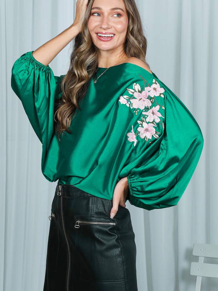 Båthals Blommig broderad satinblus topp VT81713 för wholesale av Vine & Love