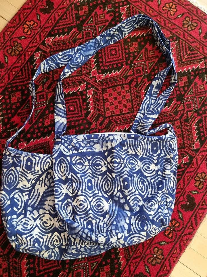 Sac à bandoulière Avec fermeture éclair. pour la vente par The Text Style