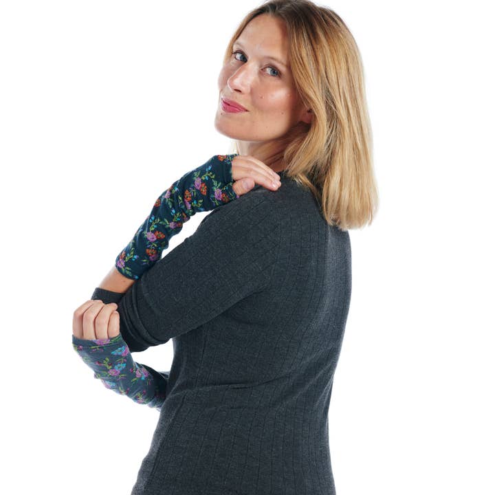 Asymmetric Bacchus mitten for wholesale by FIL DE JOUR