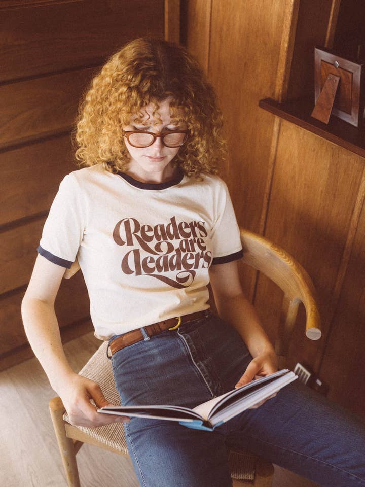Läsare är ledare | Damers Ringer Grafisk T-shirt för wholesale av The Bee & The Fox