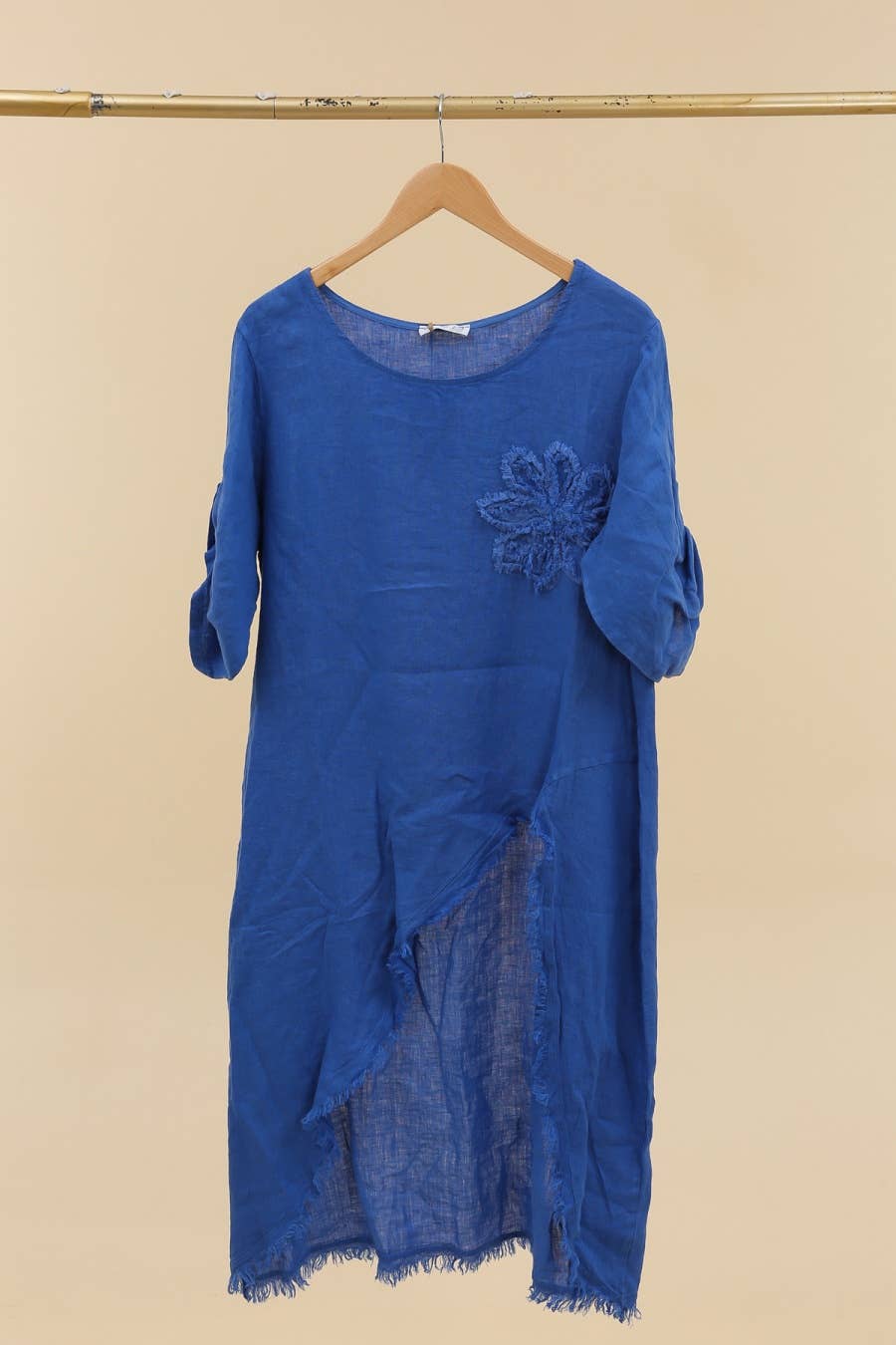 LÉA & LUC – Großhandel Kleid – Damen – 100 % Leinenkleid mit Blumenmotiv auf der linken Brust, REF. 724844