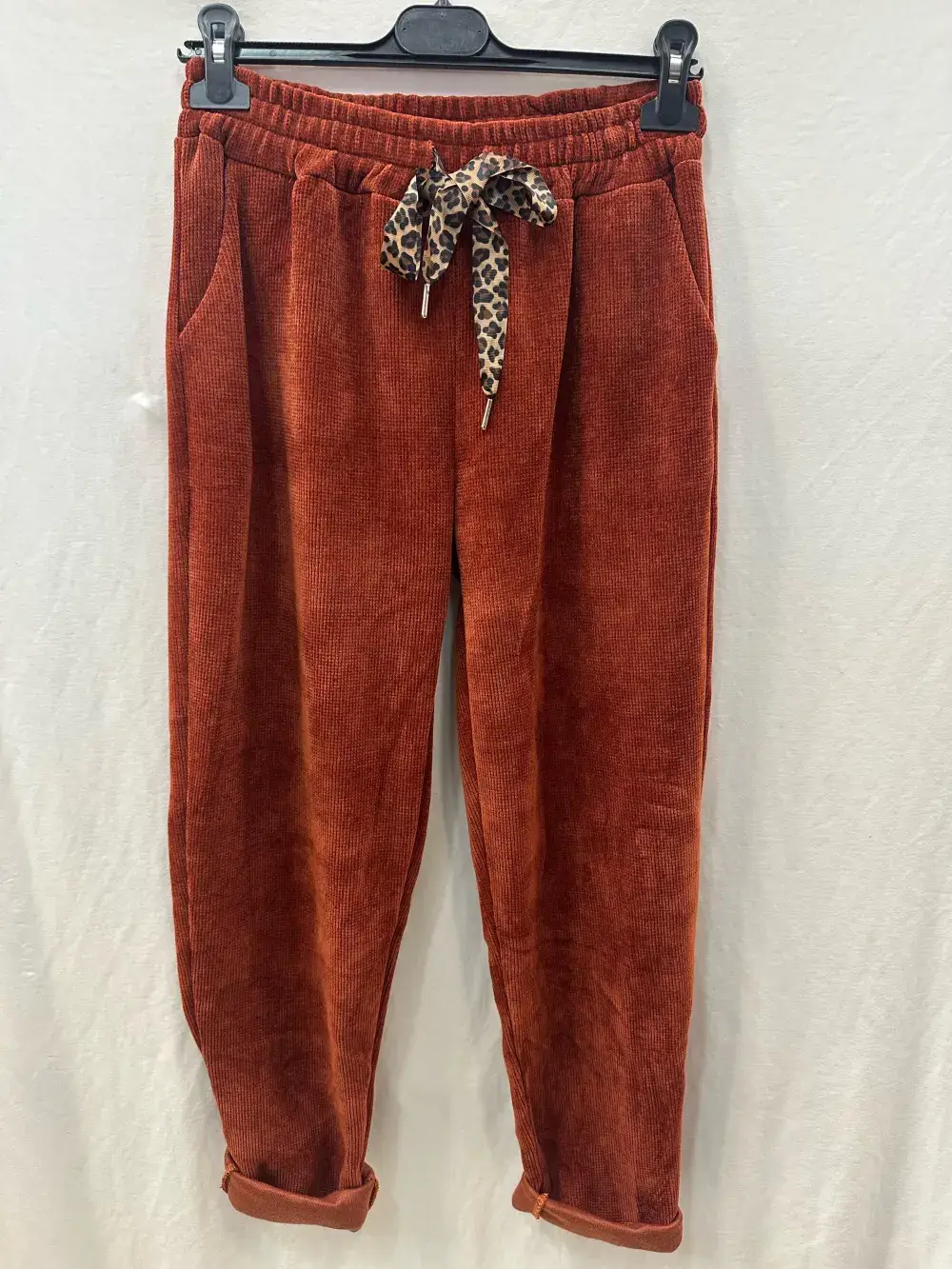 Mimi & Gogo – Engroshandel Loungesweatpants/jogginbukser – til kvinder – Velour joggingbukser med leopardsløjfe5