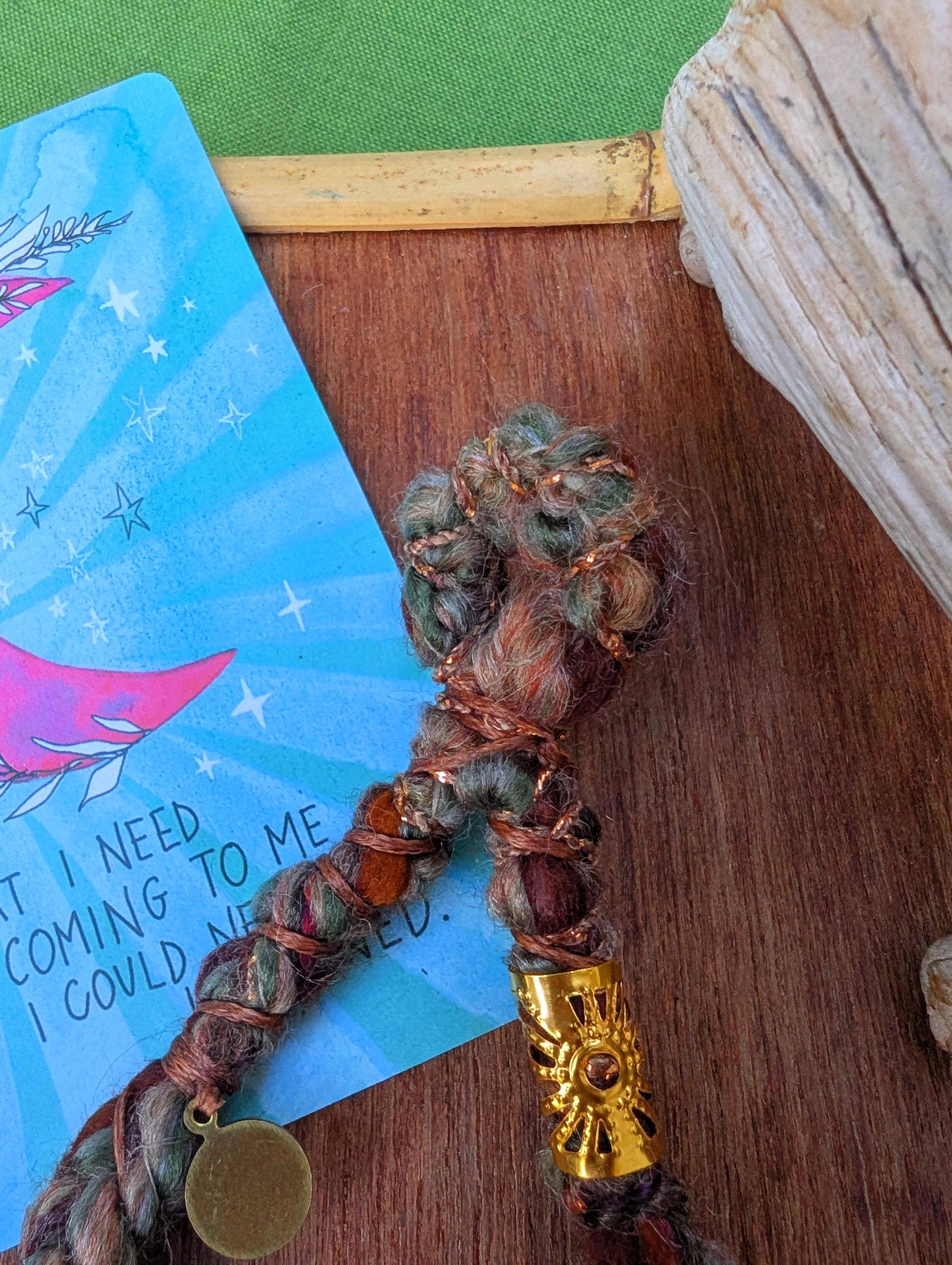 Sea Gypsy Designs - Vente Collier de perles - Collier Bohème à Double Rangée avec Plumes et Pierre d'Ambre4