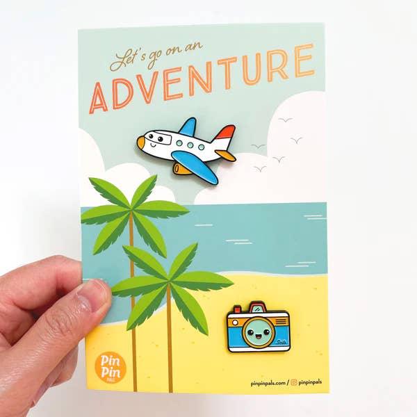 Pals & Co. – Alfinete/botão de lapela por atacado – Plane & Camera - Pinos de Esmalte de Viagem - Conjunto Neutro1