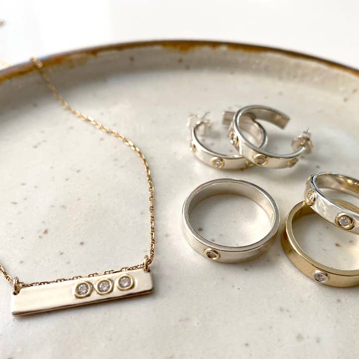 Elliot Young Fine Jewelry – Engroshandel Båndring – "Flydende Metal" 14K Guld smal Hamret Bånd med Syv Diamanter