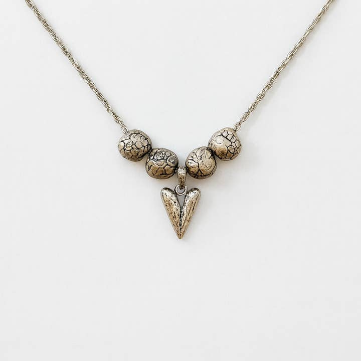 Collier en forme de cœur sculpté pour la vente par Lucy Andy Jewellery