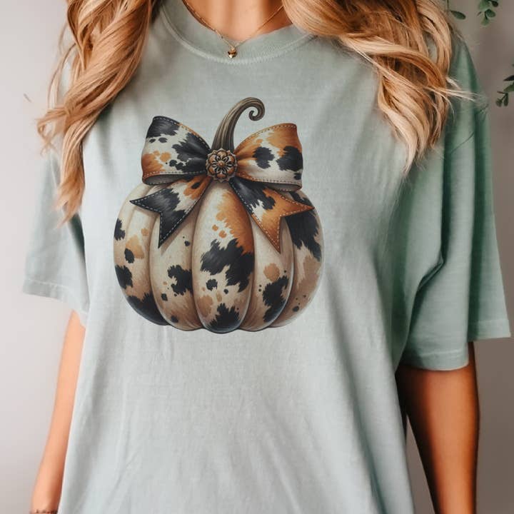 Par.tees by Party On! - Vendita all'ingrosso Maglietta serigrafata - Donna - Maglietta grafica autunnale in pelle di mucca con zucca e tema campestre