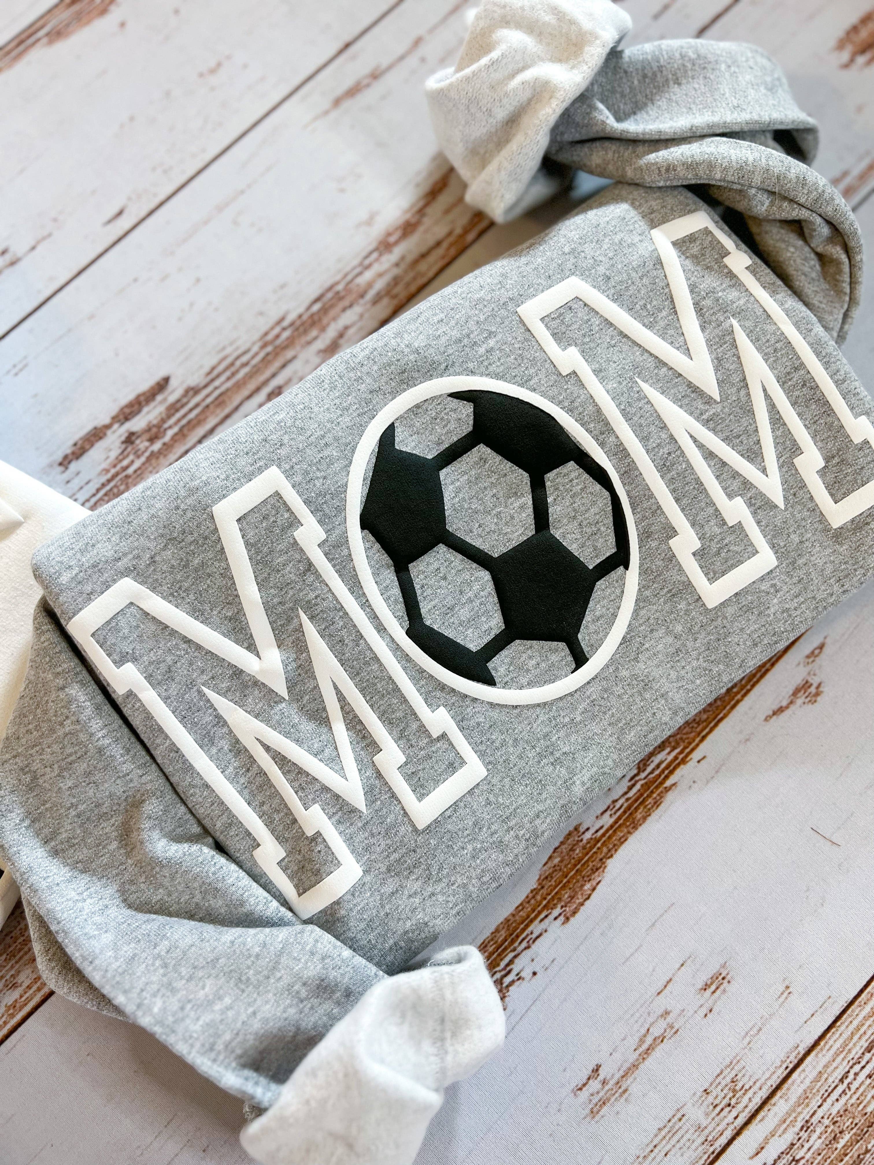 COTTON PRESS CO. – Engroshandel Grafisk Sweatshirt - Dame – 3D Puff Fodboldmor/Mama Sweatshirt1