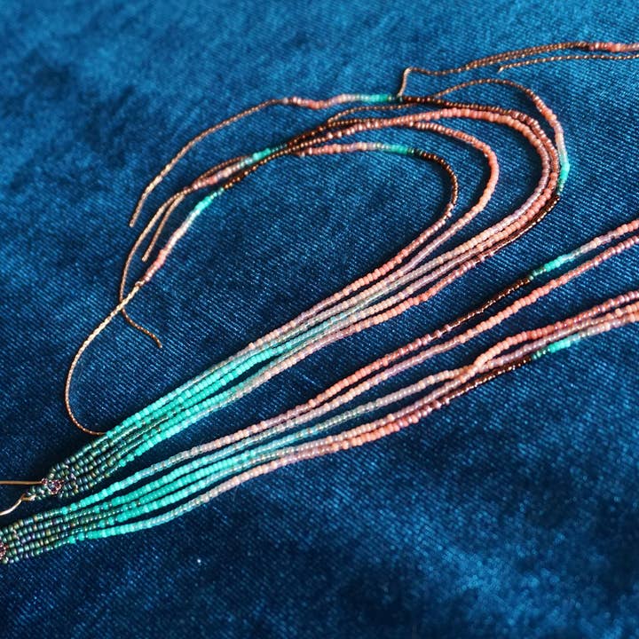 Boucles d'oreilles à franges en forme de sirène en verre Maui Swan avec perles et or rose pour la vente par Maui Swan Designs