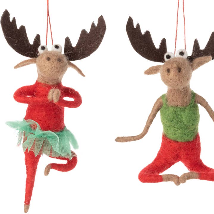 A12648 : 2 ornements d'élan en feutre en position de yoga, 5~7 pouces pour la vente par Silver Tree Home & Holiday