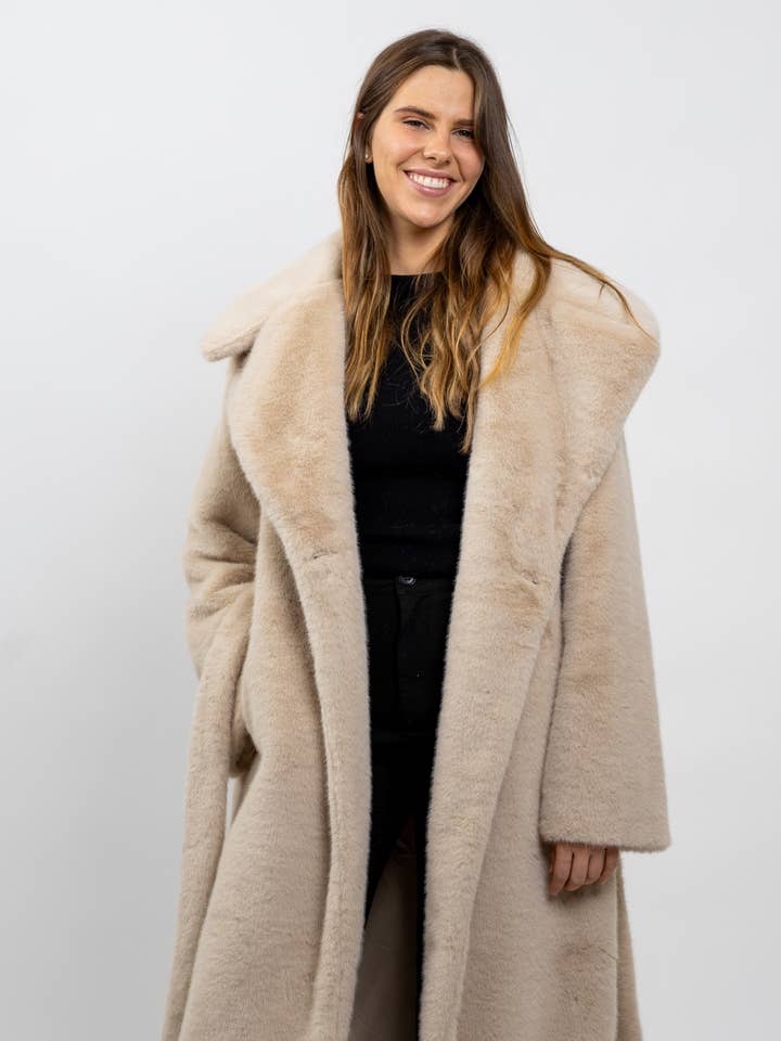 LANGER MANTEL AUS KUNSTPELZ MIT GÜRTEL für den Großhandel von KZELL PARIS