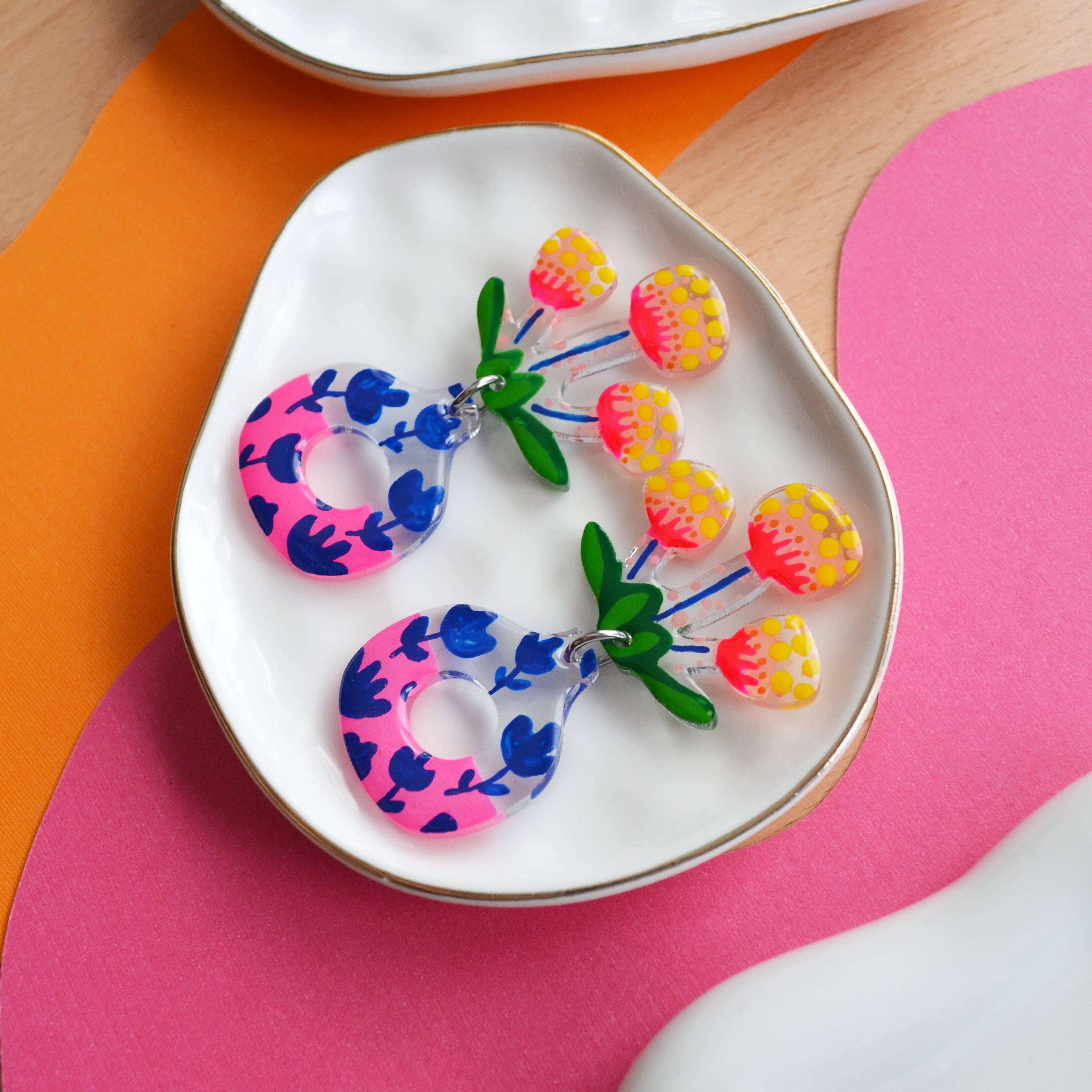 Boo and Boo Factory - Wholesale Hangende/ronde oorbellen - Neonroze bloemoorbellen in vazen met botanische patronen8