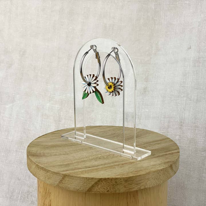 Boucles d'oreilles créoles : fleurs blanches pour la vente par Poppin' Tags Design