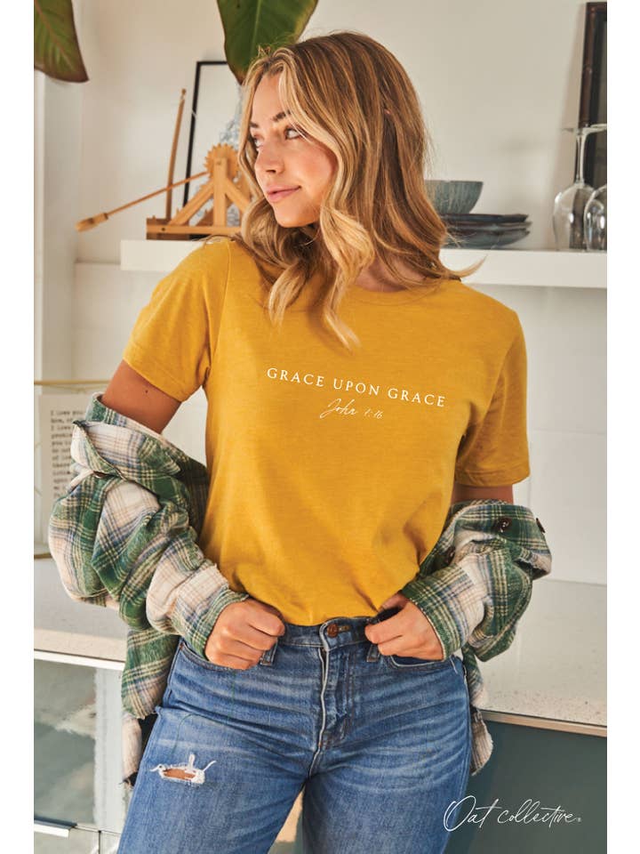 OAT COLLECTIVE – Engroshandel T-shirt med print - Dame – GRACE UPON GRACE grafisk T-shirt5