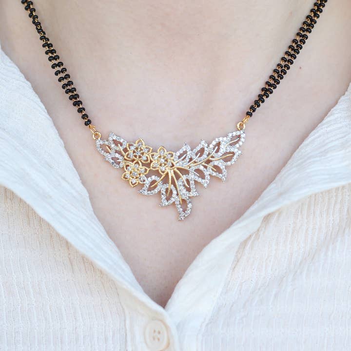 Colar de Brincos e Pendente de Mangalsutra de Contas Pretas com Zircão Floral Prateado Nazaria Indiano por atacado de The Colourful Aura