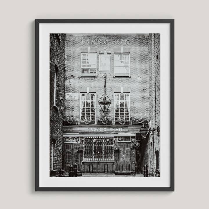 Art mural du pub Lamb & Flag de Londres | Couleur & Noir et Blanc pour la vente par Lisa Russo Fine Art