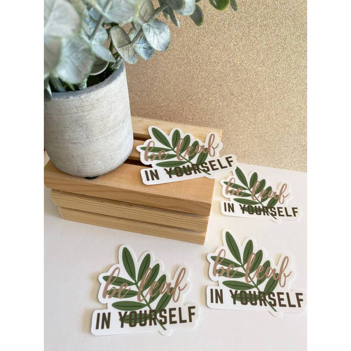 Autocollant en vinyle découpé résistant aux intempéries Be Leaf In Yourself pour la vente par Octopie Design