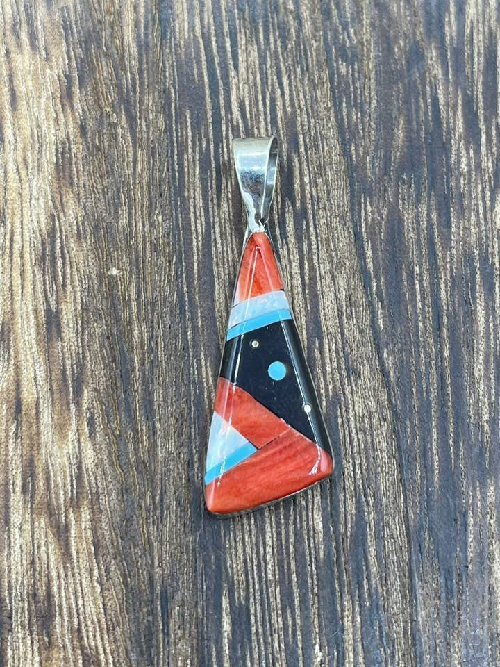 Ciondolo in argento sterling intarsiato con pietre multicolori fatto a mano dai Navajo nativi americani. per la vendita all'ingrosso da parte di Native City Jewelry