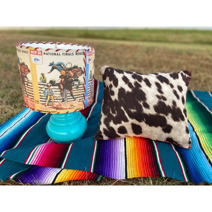 Red Dirt Ranch Clothing Company - Venta al por mayor Mamparas - Pantalla Vintage NFR Program pequeña de 8 pulgadas