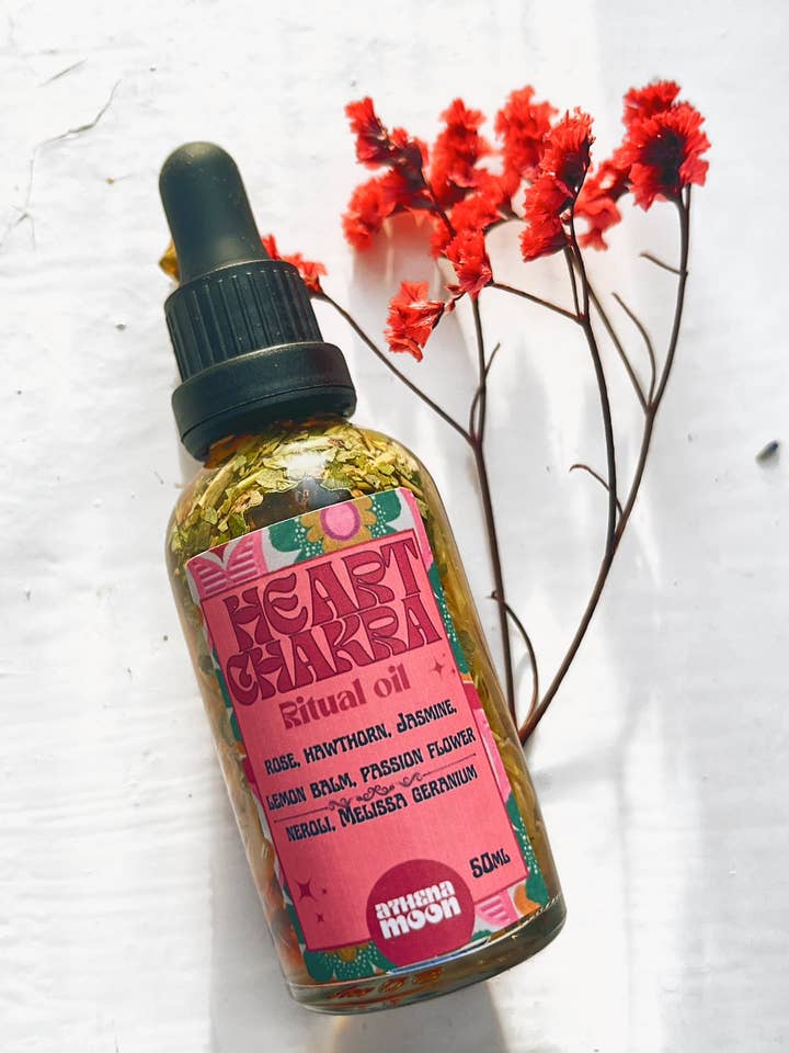 Huile rituelle aux herbes HEART CHAKRA pour la vente par ATHENA MOON APOTHECARY