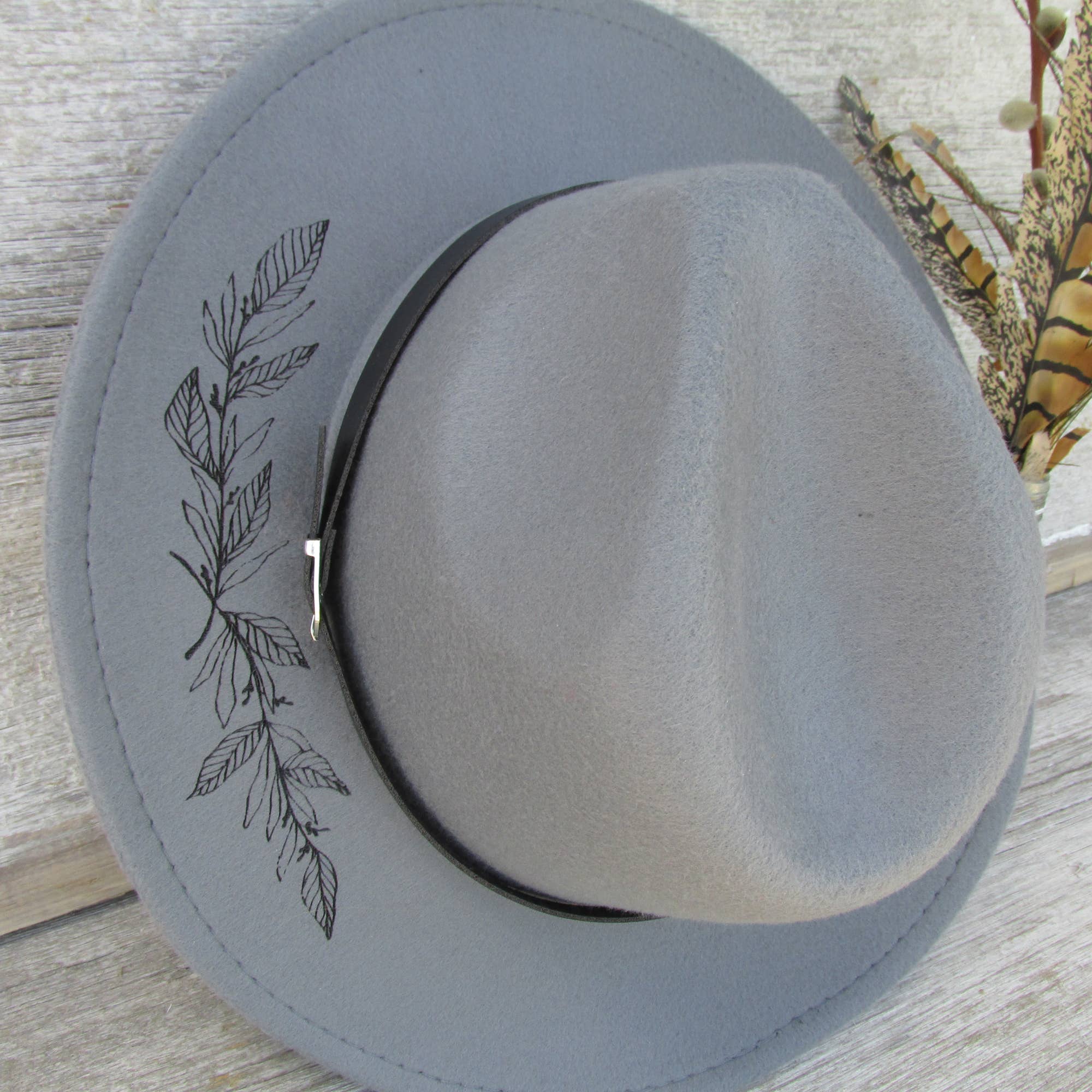 Memories for Life – Engroshandel Bucket hat - Dame – Brændt filthat med lasergraveret blomsterlianedesign - Fedora cowboysthat2
