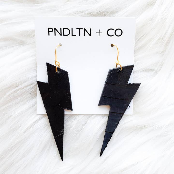 Verschraubte Ohrringe für recycelte Schallplatten für den Großhandel von PNDLTN + CO