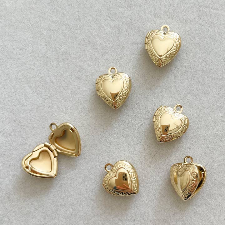 CHARM OUVERT PENDENTIF pour la vente par Goldie Charm Bar