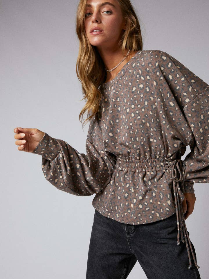 Top à nouer sur le côté à manches longues et volants à imprimé animal pour la vente par Cerule