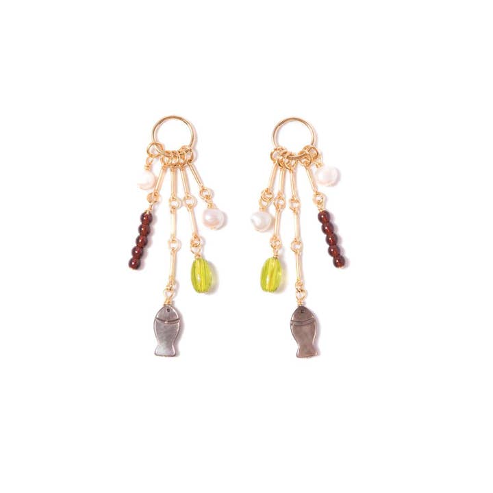 Oorbellen met bedels: zwarte parelmoervissen, vintage glas en zoetwaterparels voor wholesale door Michelle Starbuck Designs