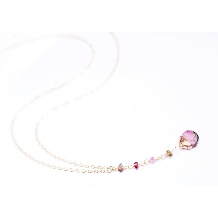 Délicieux collier de lariat de tourmaline pastèque. Tourmaline pastèque naturelle, rose et verte enroulée en fil de fer. Fabriqué à Hawaï avec amour ! pour la vente par Treehouse Jewelry Hawaii