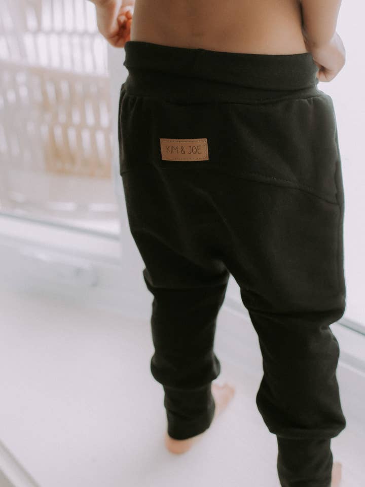 Pantalon évolutif noir en bambou pour la vente par Kim & Joe