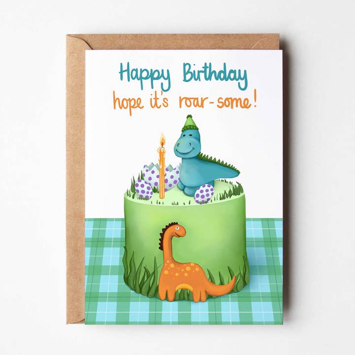 Buon compleanno, spero sia ruggente - Compleanno del bambino dinosauro per la vendita all'ingrosso da parte di Katie Tinkler illustration