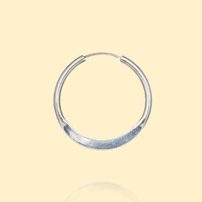 Piccolo cerchio in argento Sterling. per la vendita all'ingrosso da parte di Moosepablos, Inc.