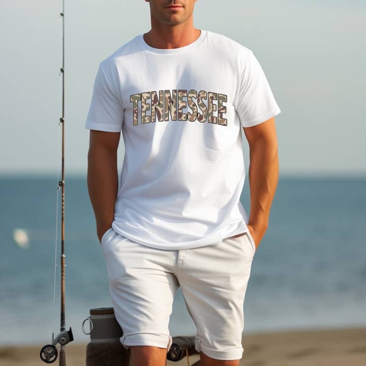 T-shirt graphique camouflage Tennessee pour homme pour la vente par Gia Gifts Boutique