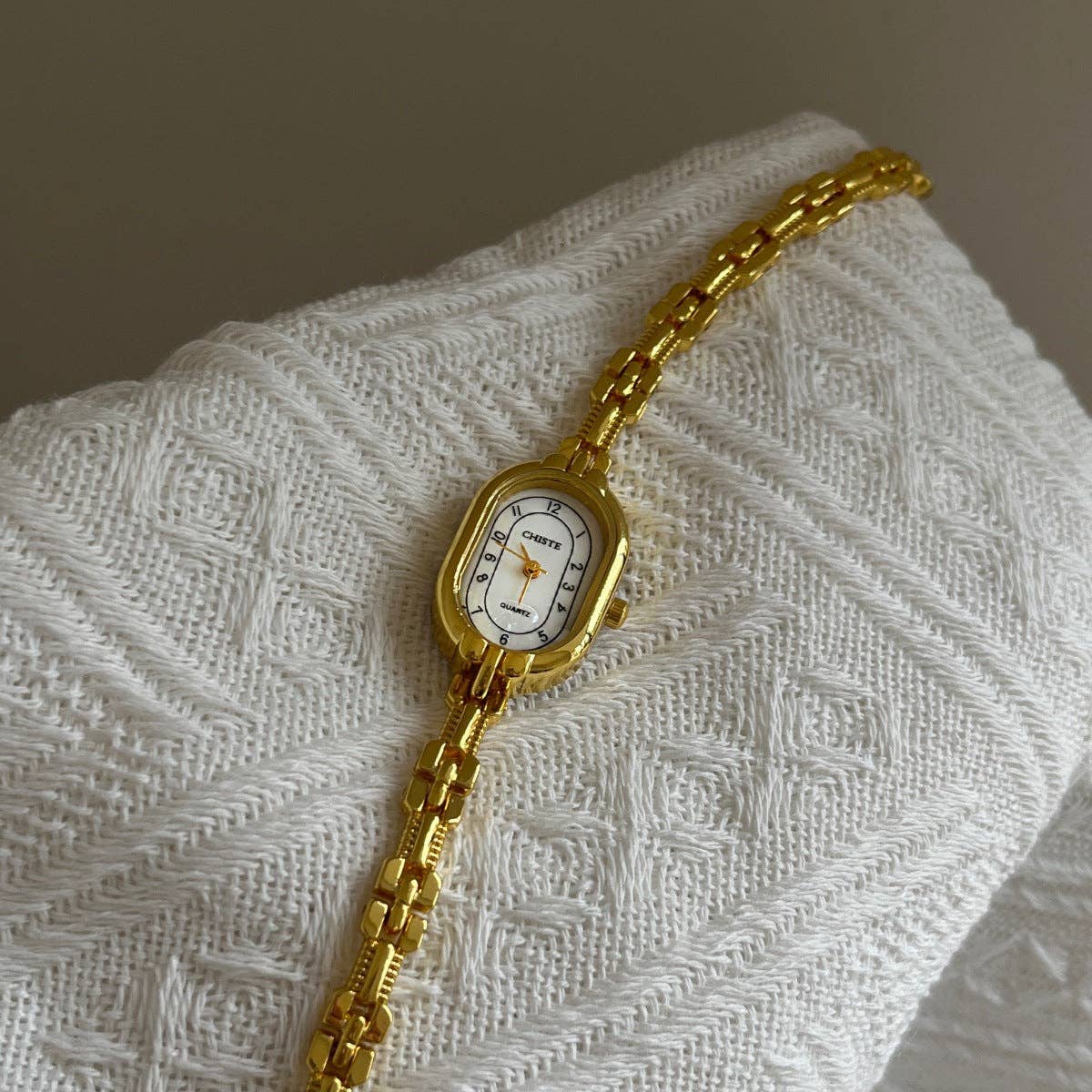 Dipped Shop - Wholesale Wrist Watch - Women's - Vintage Gold Oval Bracelet Quartz Watch DP25F7365