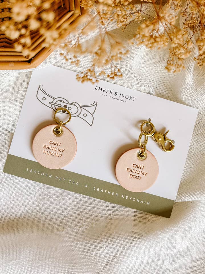 Haustieranhänger und Schlüsselanhänger aus Leder mit Aufschrift „Can I Bring My Dog/Mom“ für den Großhandel von EMBER & IVORY
