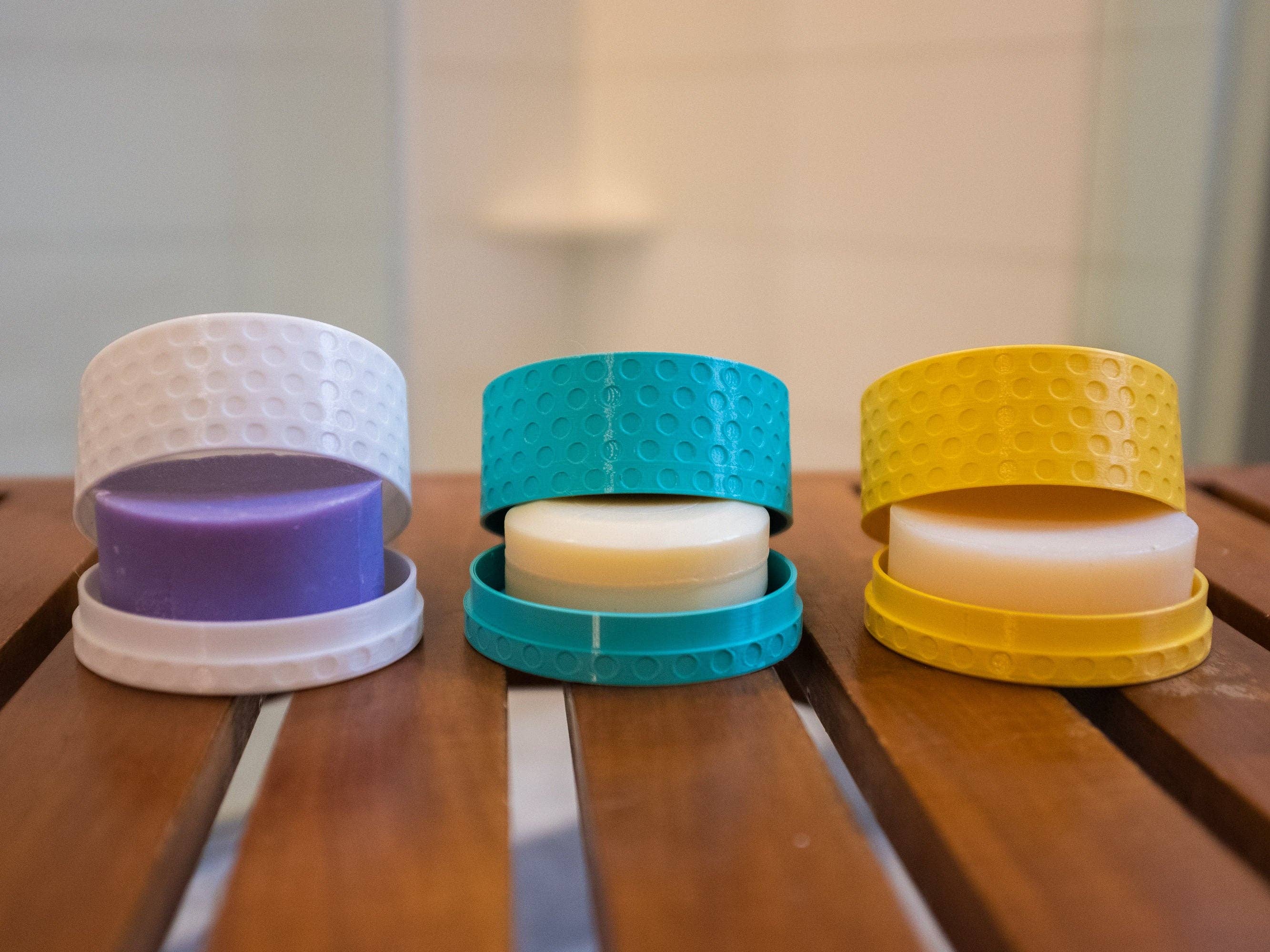 Printed Foundry – Großhandel Badeseifenschale – Reisetauglicher runder Shampoo-Riegelhalter mit Deckel, Seifenspender6