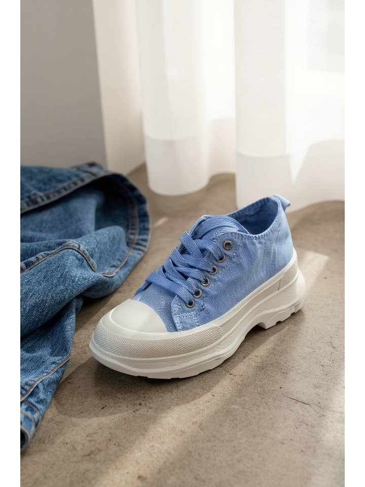 A Woman we Love - Wholesale Lifestyle trainers – Women′s - Low-Top Unisex Sneakers – Blue3