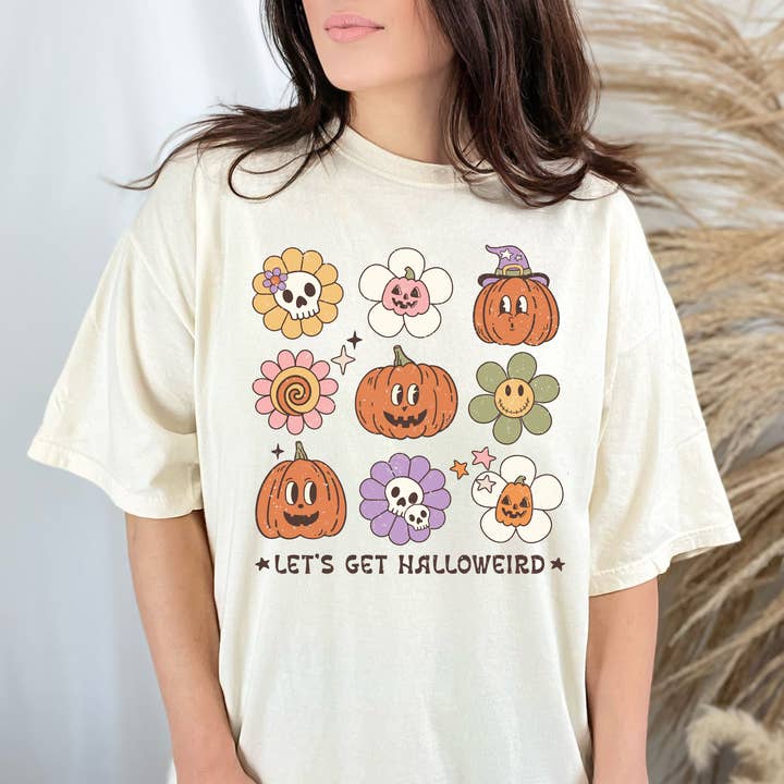 T-shirt graphique Let's Get Halloween Comfort Colors - Ivoire pour la vente par The Purple Chickadee