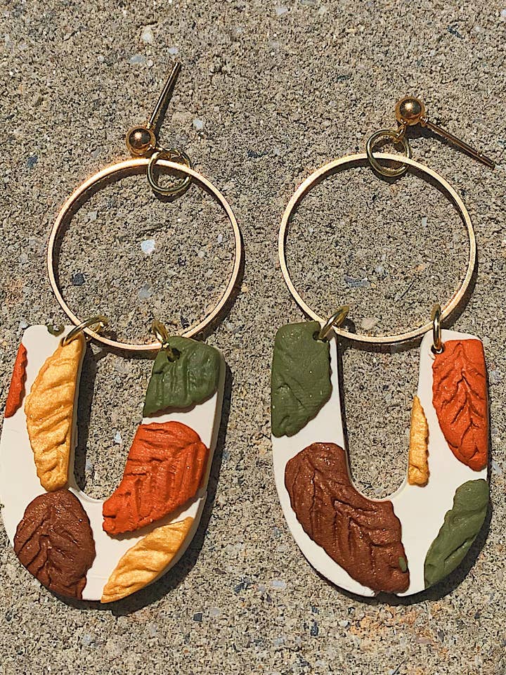 Arches de feuilles d'automne avec cerceaux dorés pour la vente par Polymearrings Jewelry Co.