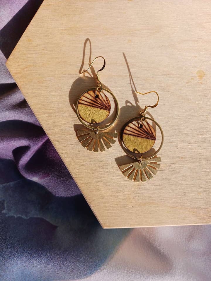 Houten sieraden - Moderne zonsopgang + gouden bedeloorring voor wholesale door CGDesigns