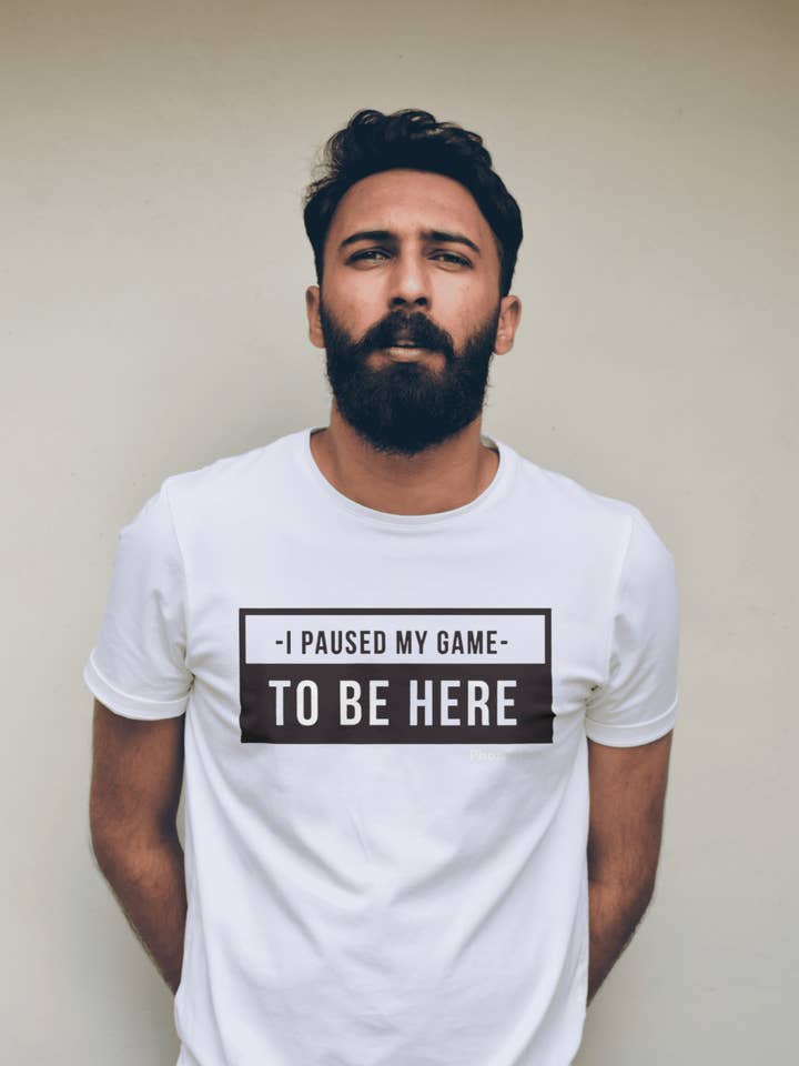 T-shirt blanc imprimé I Paused My Game to be Here pour la vente par Hion