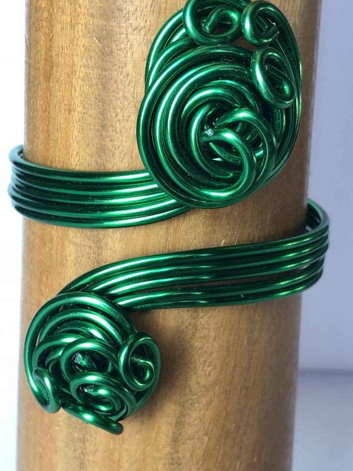 Pulsera de Alambre Envueltos Verde Oscuro, pulsera de remolino de aluminio, Pulsera de Brazalete para venta al por mayor de Jewelry With Me