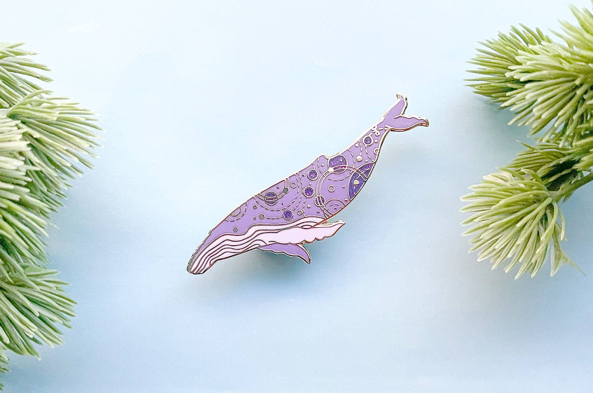 Alum and Ink - Wholesale Reversspeld/knoop - Orbitale bultrug (zeesirene) speld8